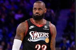 夸梅：詹姆斯在76人没必要场均25分 那样破坏球队格局 15分就行了